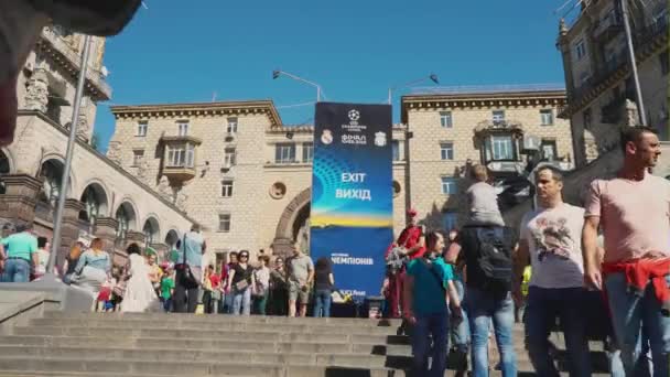 Κίεβο Ουκρανία Μαΐου 2018 Άτομα Και Ποδόσφαιρο Fans Περπατώντας Στην — Αρχείο Βίντεο