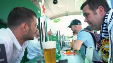 Kiev, Ukrayna, 26 Mayıs: Uefa Şampiyonlar Ligi Final Kupası 2018. FC Real Madrid ve Fc Liverpool. Takım hayranları Kiev fan zone bira içiyorsun