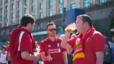Kiev, Ukrayna, 26 Mayıs: Uefa Şampiyonlar Ligi Final Kupası 2018. FC Real Madrid ve Fc Liverpool. Kırmızı T-shirt fan bölgedeki fanlar