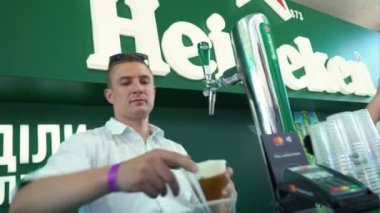 Kiev, Ukrayna, 26 Mayıs: Uefa Şampiyonlar Ligi Final Kupası 2018. FC Real Madrid ve Fc Liverpool. Takım hayranları Kiev fan zone bira içiyorsun