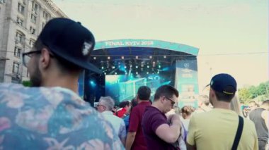 Kiev, Ukrayna, 26 Mayıs 2018. Sokak fan bölge üzerinde yürüyen insanlar ve futbol hayranları. UEFA Şampiyonlar Ligi Final Kupası 2018. FC Real Madrid ve Fc Liverpool. 