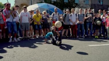 Kiev, Ukrayna, 26 Mayıs: Uefa Şampiyonlar Ligi Final Kupası 2018. FC Real Madrid ve Fc Liverpool. Fan zone fanlar. Adam gösterir topu ile seyirci stunts