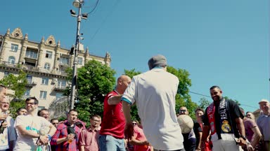 Kiev, Ukrayna, 26 Mayıs: Uefa Şampiyonlar Ligi Final Kupası 2018. FC Real Madrid ve Fc Liverpool. Fan zone fanlar. Adam gösterir topu ile seyirci stunts