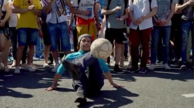 Kiev, Ukrayna, 26 Mayıs: Uefa Şampiyonlar Ligi Final Kupası 2018. FC Real Madrid ve Fc Liverpool. Fan zone fanlar. Adam gösterir topu ile seyirci stunts