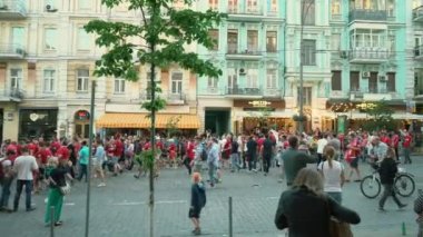 Kiev, Ukrayna, 26 Mayıs: Uefa Şampiyonlar Ligi Final Kupası 2018. FC Real Madrid ve Fc Liverpool. Kırmızı T-shirt hayranları için Olimpiyat Stadı cadde boyunca yürüyor