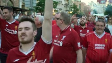 Kiev, Ukrayna, 26 Mayıs: Uefa Şampiyonlar Ligi Final Kupası 2018. FC Real Madrid ve Fc Liverpool. Kırmızı T-shirt hayranları için Olimpiyat Stadı cadde boyunca yürüyor