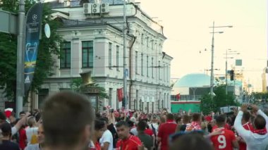 Kiev, Ukrayna, 26 Mayıs: Uefa Şampiyonlar Ligi Final Kupası 2018. FC Real Madrid ve Fc Liverpool. Kırmızı T-shirt hayranları için Olimpiyat Stadı cadde boyunca yürüyor. Hayranları çığlık ve şarkılar
