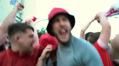 Kiev, Ukrayna, 26 Mayıs: Uefa Şampiyonlar Ligi Final Kupası 2018. FC Real Madrid ve Fc Liverpool. Kırmızı T-shirt hayranları için Olimpiyat Stadı cadde boyunca yürüyor. Hayranları çığlık ve şarkılar