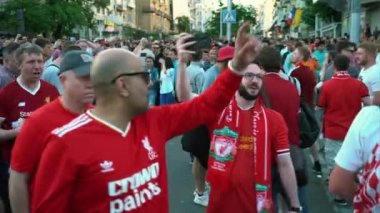 Kiev, Ukrayna, 26 Mayıs: Uefa Şampiyonlar Ligi Final Kupası 2018. FC Real Madrid ve Fc Liverpool. Kırmızı T-shirt hayranları için Olimpiyat Stadı cadde boyunca yürüyor. Hayranları çığlık ve şarkılar