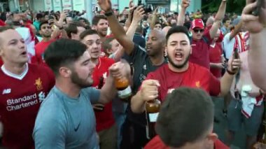 Kiev, Ukrayna, 26 Mayıs: Uefa Şampiyonlar Ligi Final Kupası 2018. FC Real Madrid ve Fc Liverpool. Kırmızı T-shirt hayranları için Olimpiyat Stadı cadde boyunca yürüyor. Hayranları çığlık ve şarkılar
