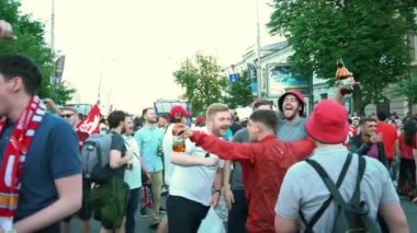 Kiev, Ukrayna, 26 Mayıs: Uefa Şampiyonlar Ligi Final Kupası 2018. FC Real Madrid ve Fc Liverpool. Kırmızı T-shirt hayranları için Olimpiyat Stadı cadde boyunca yürüyor. Hayranları çığlık ve şarkılar