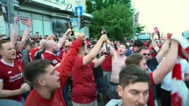 Kiev, Ukrayna, 26 Mayıs: Uefa Şampiyonlar Ligi Final Kupası 2018. FC Real Madrid ve Fc Liverpool. Kırmızı T-shirt hayranları için Olimpiyat Stadı cadde boyunca yürüyor. Hayranları çığlık ve şarkılar
