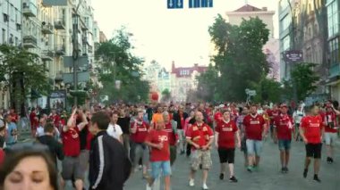 Kiev, Ukrayna, 26 Mayıs: Uefa Şampiyonlar Ligi Final Kupası 2018. FC Real Madrid ve Fc Liverpool. Kırmızı T-shirt hayranları için Olimpiyat Stadı cadde boyunca yürüyor