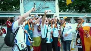 Kiev, Ukrayna, 26 Mayıs: Uefa Şampiyonlar Ligi Final Kupası 2018. FC Real Madrid ve Fc Liverpool. Gerçek hayranları fan bölgesinde selfies olun