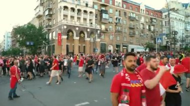Kiev, Ukrayna, 26 Mayıs: Uefa Şampiyonlar Ligi Final Kupası 2018. FC Real Madrid ve Fc Liverpool. Kırmızı T-shirt hayranları için Olimpiyat Stadı cadde boyunca yürüyor