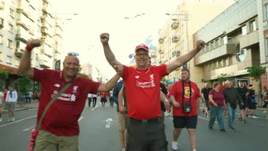 Kiev, Ukrayna, 26 Mayıs: Uefa Şampiyonlar Ligi Final Kupası 2018. FC Real Madrid ve Fc Liverpool. Kırmızı T-shirt hayranları için Olimpiyat Stadı cadde boyunca yürüyor