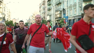 Kiev, Ukrayna, 26 Mayıs: Uefa Şampiyonlar Ligi Final Kupası 2018. FC Real Madrid ve Fc Liverpool. Kırmızı T-shirt hayranları için Olimpiyat Stadı cadde boyunca yürüyor