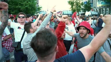 Kiev, Ukrayna, 26 Mayıs: Uefa Şampiyonlar Ligi Final Kupası 2018. FC Real Madrid ve Fc Liverpool. Kırmızı T-shirt hayranları için Olimpiyat Stadı cadde boyunca yürüyor. Hayranları çığlık ve şarkılar