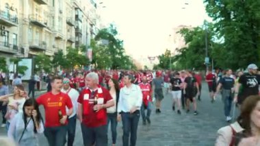 Kiev, Ukrayna, 26 Mayıs: Uefa Şampiyonlar Ligi Final Kupası 2018. FC Real Madrid ve Fc Liverpool. Kırmızı T-shirt hayranları için Olimpiyat Stadı cadde boyunca yürüyor