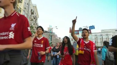 Kiev, Ukrayna, 26 Mayıs: Uefa Şampiyonlar Ligi Final Kupası 2018. FC Real Madrid ve Fc Liverpool. Kırmızı T-shirt hayranları için Olimpiyat Stadı cadde boyunca yürüyor