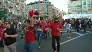 Kiev, Ukrayna, 26 Mayıs: Uefa Şampiyonlar Ligi Final Kupası 2018. FC Real Madrid ve Fc Liverpool. Kırmızı T-shirt hayranları için Olimpiyat Stadı cadde boyunca yürüyor