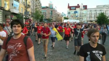 Kiev, Ukrayna, 26 Mayıs: Uefa Şampiyonlar Ligi Final Kupası 2018. FC Real Madrid ve Fc Liverpool. Kırmızı T-shirt hayranları için Olimpiyat Stadı cadde boyunca yürüyor
