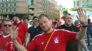 Kiev, Ukrayna, 26 Mayıs: Uefa Şampiyonlar Ligi Final Kupası 2018. FC Real Madrid ve Fc Liverpool. Kırmızı T-shirt hayranları için Olimpiyat Stadı cadde boyunca yürüyor