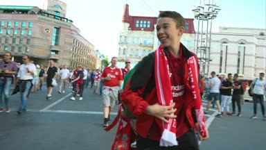 Kiev, Ukrayna, 26 Mayıs: Uefa Şampiyonlar Ligi Final Kupası 2018. FC Real Madrid ve Fc Liverpool. Kırmızı T-shirt hayranları için Olimpiyat Stadı cadde boyunca yürüyor