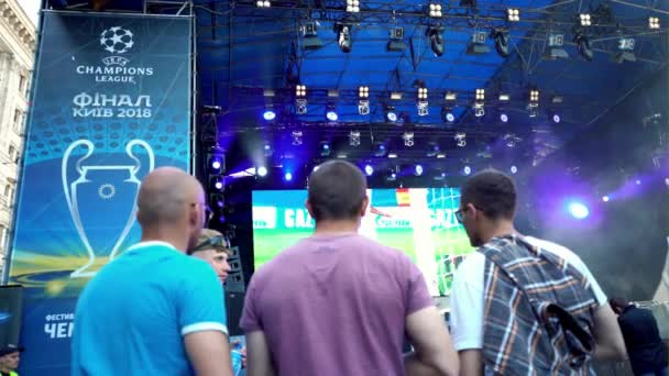 Κίεβο Ουκρανία Μαΐου 2018 Άτομα Και Ποδόσφαιρο Fans Περπατώντας Στην — Αρχείο Βίντεο