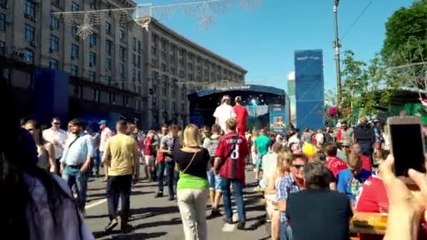 Kyiv Ucrania Mayo 2018 Gente Aficionados Fútbol Caminando Por Zona — Vídeo de stock