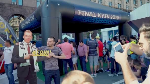 Kyiv Ucrania Mayo 2018 Gente Aficionados Fútbol Caminando Por Zona — Vídeo de stock