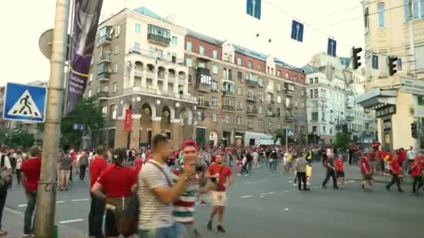 乌克兰基辅 5月26日 欧洲冠军联赛决赛杯2018 皇马和利物浦的俱乐部 T恤衫的粉丝们正沿着街道走到奥林匹克体育场 — 图库视频影像