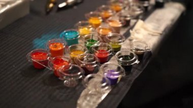 Dövme yapmak için özel bir boya. Bir çözüm için ana dövme sanatçısı hazırlanması ana iş yerinde dövme