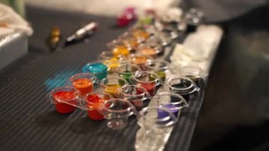 Dövme yapmak için özel bir boya. Bir çözüm için ana dövme sanatçısı hazırlanması ana iş yerinde dövme