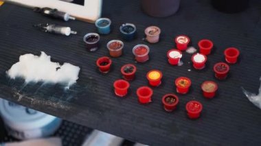 Dövme yapmak için özel bir boya. Bir çözüm için ana dövme sanatçısı hazırlanması ana iş yerinde dövme