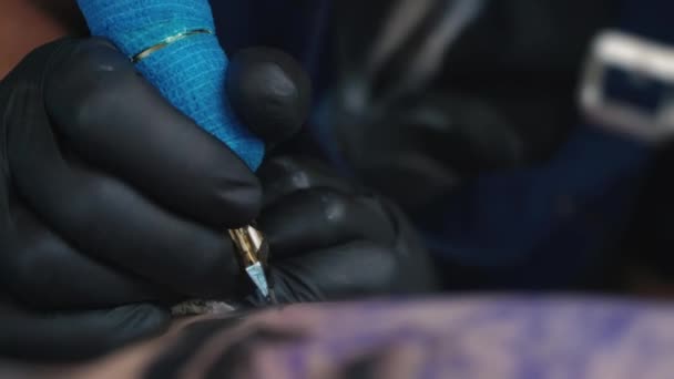 Manos Del Artista Haciendo Tatuaje Para Cliente Artista Del Tatuaje — Vídeos de Stock