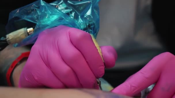 Händerna Konstnären Gör Tatueringen För Kunden Tatuerare Rosa Handskar Gör — Stockvideo