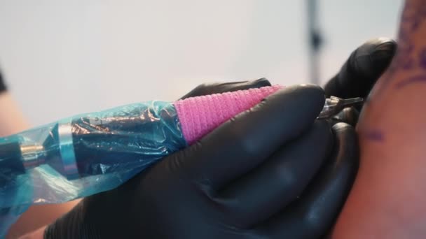 Hands Artist Doing Tattoo Customer Tattoo Artist Black Gloves Makes — Stock Video