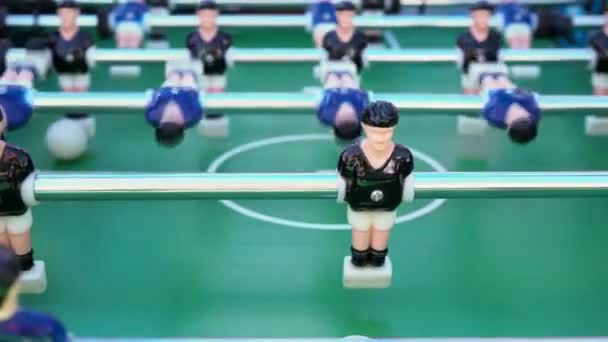 stolní fotbal, zápas mezi modré a černé na zelené fotbalové hřiště, close-up na číslech hráčů