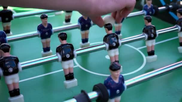 Baby Foot Match Ballon Entre Bleu Noir Sur Terrain Football — Video