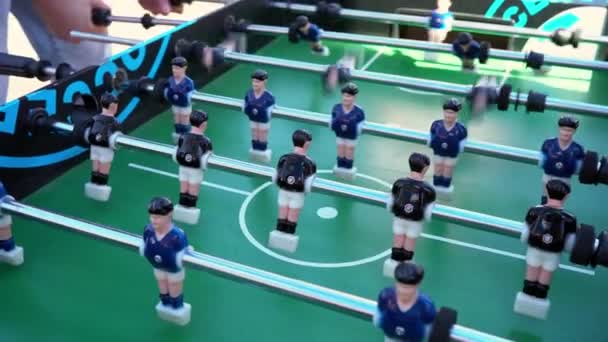 Masa Futbolu Mavi Siyah Bir Yeşil Futbol Alanında Oyuncuların Isimlerinden — Stok video