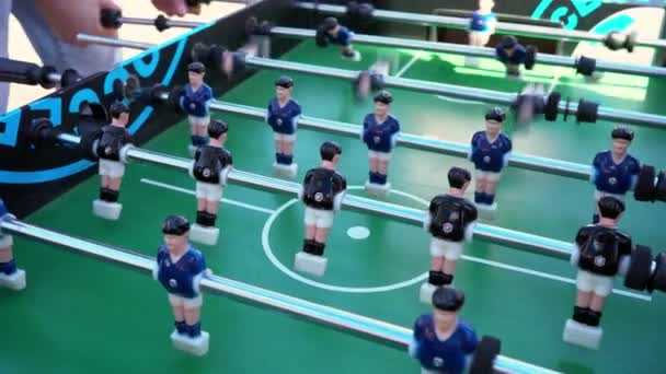 Fútbol Mesa Juego Pelota Entre Azul Negro Campo Fútbol Verde — Vídeos de Stock