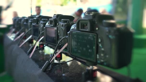 Fényképezőgépek Vannak Telepítve Létrehozni Egy Képet Mátrixhatás Félkörben Golyó Idő — Stock videók