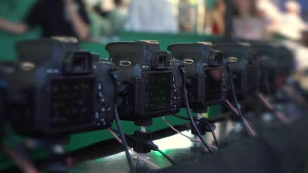 Kameras Sind Einem Halbkreis Installiert Ein Bild Mit Einem Matrix — Stockvideo
