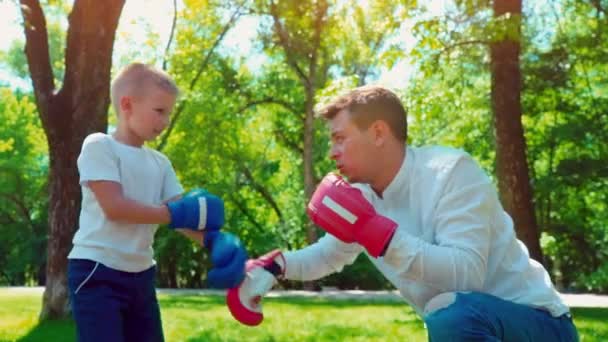 Pai Filho Luvas Boxe Jogar Boxe Gramado Perto Casa Tempo — Vídeo de Stock