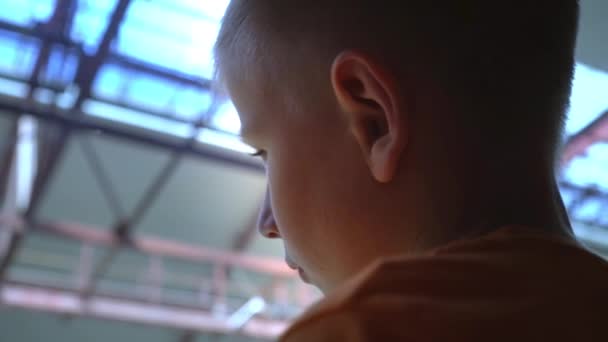 Un niño triste despide a alguien en el aeropuerto, un perfil de chicos, niños con esperanzas rotas — Vídeo de stock