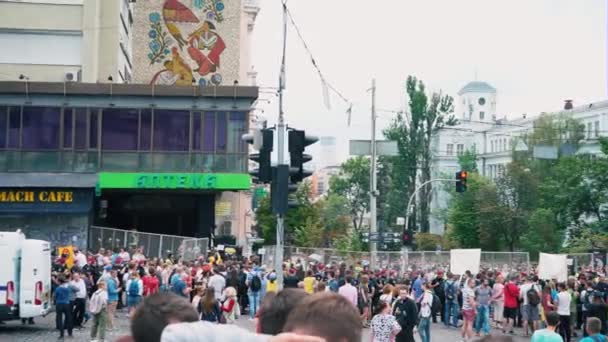 Ucraina, Kiev, 17 giugno 2018. Marzo della parità LGBT. Una folla di manifestanti contro la parata — Video Stock