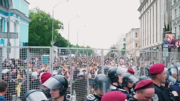 Ucrania, Kiev, 17 de junio de 2018. Marzo de la Igualdad LGBT. Manifestantes contra la marcha LGBT cerca de la valla de hierro y la frontera policial — Vídeo de stock