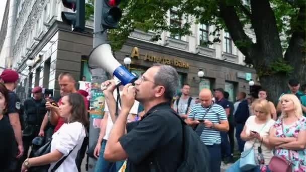 Ukraina, Kiev, 17 juni 2018. Mars av HBT jämställdhet. Demonstranter mot hbt mars nära järnstaket och polisen gränsen — Stockvideo