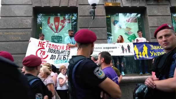 Oekraïne, Kiev, 17 juni 2018. Maart van de Lgbt-gelijkheid. Demonstranten tegen de Lgbt maart in de buurt van het ijzeren hek en de politie grens — Stockvideo